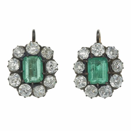 Orecchini con smeraldi Colombia di ct 2.20 e 2.60 circa con diamanti a contorno