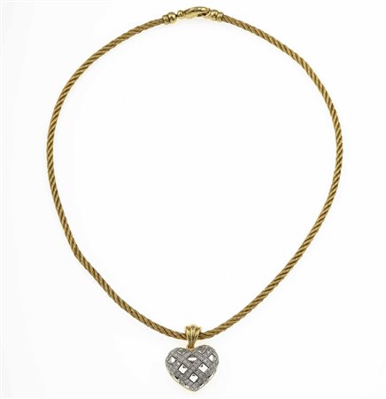 Collana con pendente a forma di cuore con piccoli diamanti