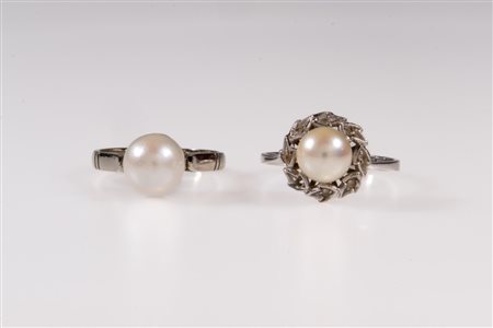 Due anelli in oro bianco e perle coltivate e imitazione di diamante