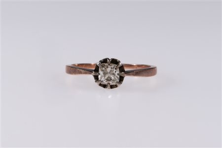 Anello solitario in oro basso e diamante