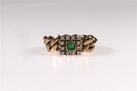 Anello in oro giallo e bianco, diamanti e smeraldo