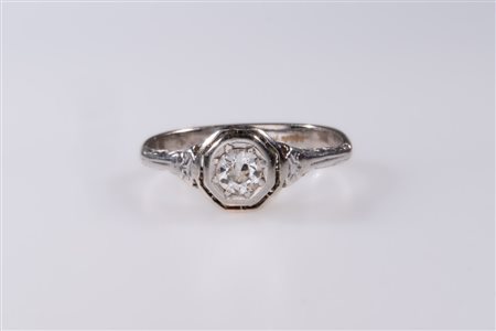 Anello solitario traforato in oro bianco e platino e diamante centrale