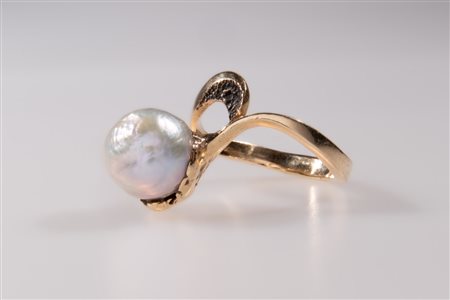 Anello in oro basso e perla naturale