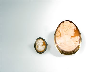 Due spille in oro e argento con cammeo