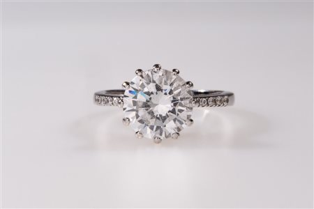 Anello solitario in oro bianco e simulante incolore