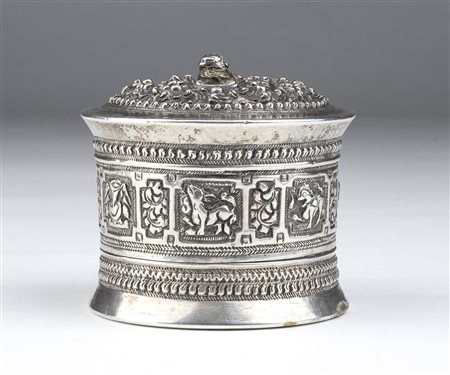 Scatola tonda in argento - Birmania, XIX secolo