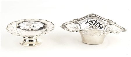 Due cestini edoardiani inglesi in argento - Birmingham 1906, maestri argentieri MILICHAM & Co.; Sheffield 1933, maestri argentieri MAPPIN & WEBB