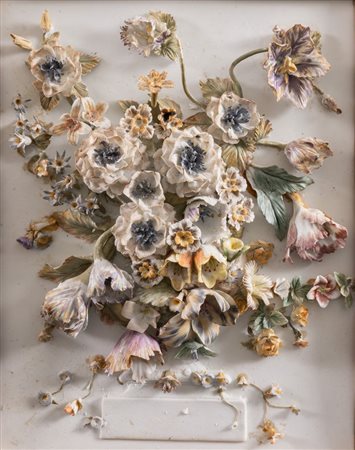 Placca in porcellana policroma con fiori a rilievo. Francia, XVIII secolo....