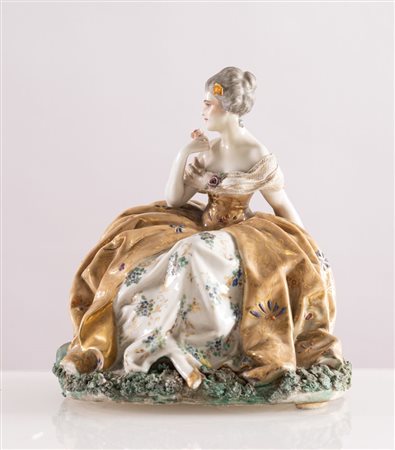 MANIFATTURA COZZI, Venezia, XVIII secolo. Figura femminile in porcellana...