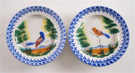 Coppia di piatti in maiolica policroma. Nove di Bassano, fine del XIX secolo...