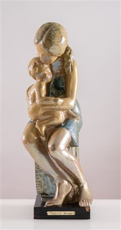 GIORDANO TRONCONI (Faenza, 1932) "Maternità". Scultura in maiolica policroma...
