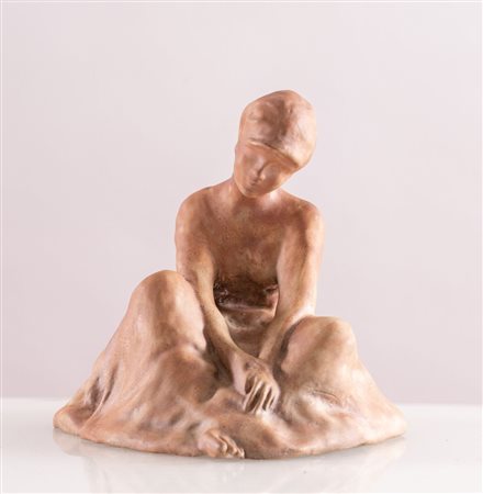 PIETRO MELANDRI (Faenza 1885 - 1976) Fanciulla seduta. Scultura in ceramica...