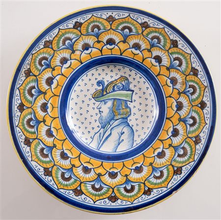 ACHILLE CALZI (Faenza 1873 - 1919) Piatto in maiolica policroma decorato con...