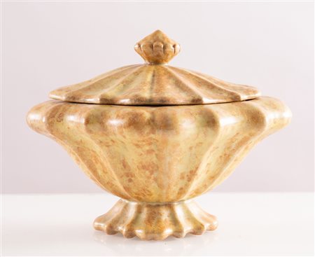 PIETRO MELANDRI (Faenza 1885 - 1976) Bomboniera in ceramica smaltata sui toni...