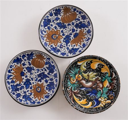 MAIOLICA ARTISTICA PESARESE, decoratore MENGARONI, inizi del XX secolo. Lotto...