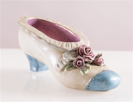 PIETRO MELANDRI (Faenza 1885 - 1976) Scarpetta con rose. Scultura in ceramica...
