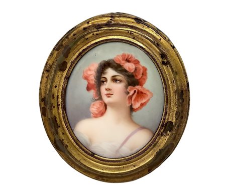 Miniatura ovale con volto di donna con fiori arancioni sulla testa.