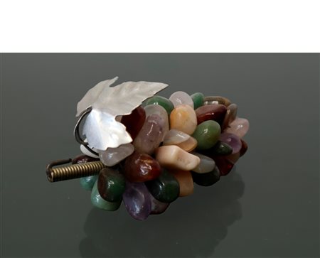 Piccolo grappolo di uva in pietre dure colorate, Giada, corniola e quarzo.