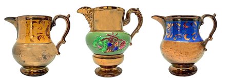 Gruppo di tre boccali in maiolica policroma, Malta, Primi 20° secolo