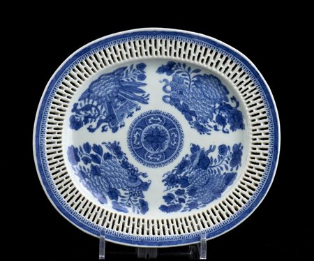 VASSOIO OVALE IN PORCELLANA 'BIANCO E BLU'
Cina, seconda metà del XVIII secolo