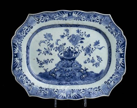 VASSOIO IN PORCELLANA 'BIANCO E BLU'
Cina, dinastia Qing, XVIII-XIX secolo