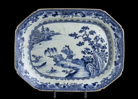 VASSOIO OTTAGONALE IN PORCELLANA 'BIANCO E BLU'
Cina, dinastia Qing, seconda metà del XVIII secolo