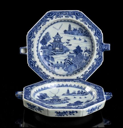 DUE VASSOI SCALDAVIVANDE OTTAGONALI IN PORCELLANA 'BIANCO E BLU'
Cina, dinastia Qing, fine XVIII secolo
