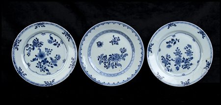 TRE PIATTI IN PORCELLANA ‘BIANCO E BLU’Cina, dinastia Qing, XVIII secolo
