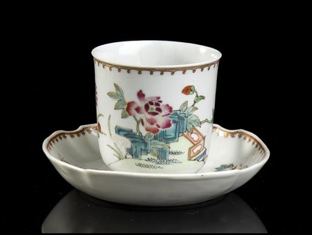 TAZZINA CON PIATTINO IN PORCELLANA CON DECORO A SMALTI POLICROMI
Cina, dinastia Qing, periodo Qianlong