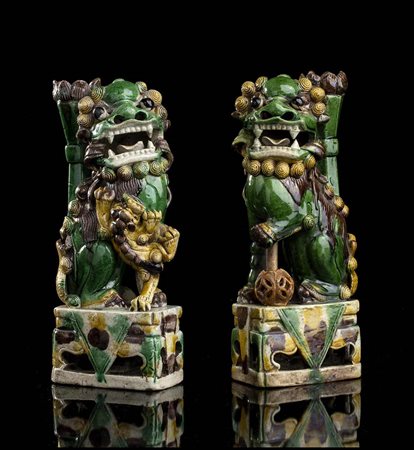 COPPIA DI LEONI BUDDHISTI PORTA BASTONCINI DI INCENSO IN PORCELLANA CON INVETRIATURA 'UOVO E SPINACIO'
Cina, dinastia Qing, periodo Kangxi