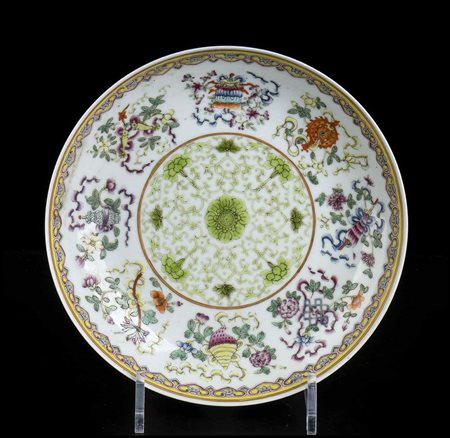 PIATTO IN PORCELLANA CON DECORO A SMALTI POLICROMI
Cina, marchio e periodo Guangxu
