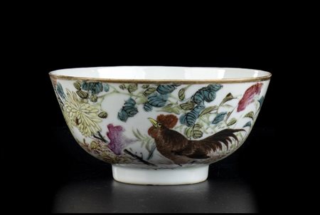 CIOTOLA IN PORCELLANA CON DECORO A SMALTI POLICROMI
Cina, inizio del XX secolo