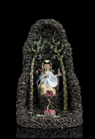 GRUPPO CON GUANYIN NELLA GROTTA IN PORCELLANA CON DECORO A SMALTI POLICROMI
Cina, inizio del XX secolo