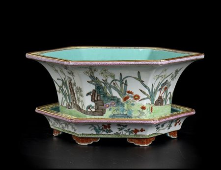 GIARDINIERA CON VASSOIO IN PORCELLANA CON DECORO A SMALTI POLICROMI
Cina, XX secolo