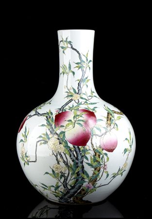 GRANDE VASO IN PORCELLANA CON DECORO A SMALTI POLICROMI
Cina, XIX-XX secolo