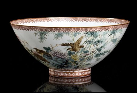 GRANDE CIOTOLA IN PORCELLANA CON DECORO A SMALTI POLICROMI
Cina, XX secolo