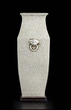 VASO A BALAUSTRO IN PORCELLANA CON INVETRIATURA CRAQUELÉ
Cina, dinastia Qing, XIX-XX secolo