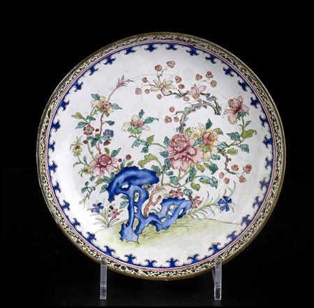 PIATTO IN RAME CON DECORO A SMALTI POLICROMI
Cina, dinastia Qing, XVIII secolo