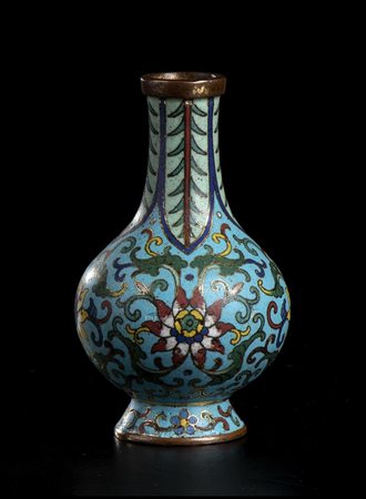 PICCOLO VASO A BOTTIGLIA IN METALLO CON SMALTI CLOISONNÉ


Cina, dinastia Qing, XVIII-XIX secolo