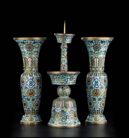 DUE VASI E UN CANDELIERE IN METALLO SMALTATO A CLOISONNÉ
Cina, XX secolo