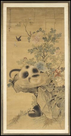 DIPINTO A INCHIOSTRO E COLORI SU SETA CON DUE GATTI TRA FIORI, ROCCE E UCCELLI
Cina, dinastia Qing, periodo Tongzhi