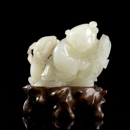 INTAGLIO IN GIADA CON BAMBINO E CERVO
Cina, dinastia Qing, periodo Qianlong