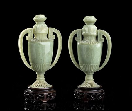 COPPIA DI VASI CON COPERCHIO IN GIADA VERDE CHIARO
Cina, inizio del XX secolo