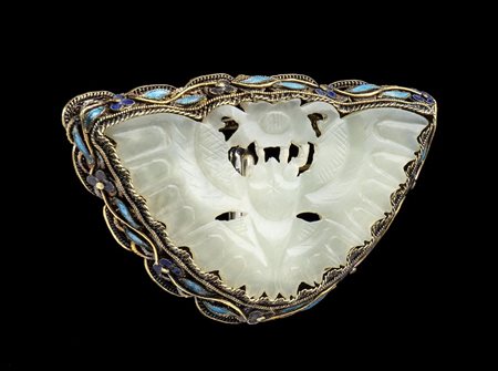 SPILLA IN METALLO DORATO E SMALTATO CON INSERTO IN GIADA
Cina, prima metà del XX secolo