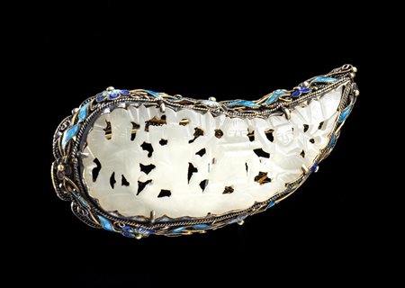 SPILLA IN METALLO DORATO E SMALTATO CON INSERTO IN GIADA
Cina, prima metà del XX secolo