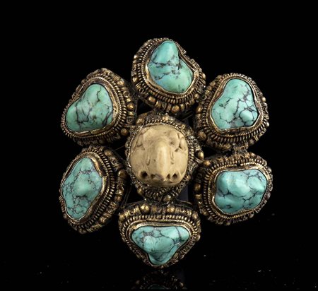 SPILLA IN METALLO CON INSERTI IN PIETRA E TURCHESI
Cina, XX secolo