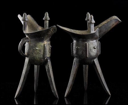 COPPIA DI VERSATOI ARCAISTICI IN BRONZO, JUE
Cina, dinastia Qing