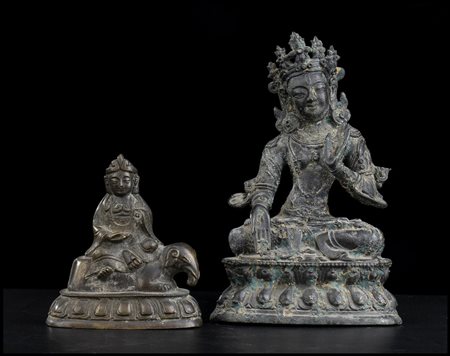 DUE DIVINITÀ BUDDHISTE IN BRONZO
Cina, XIX-XX secolo