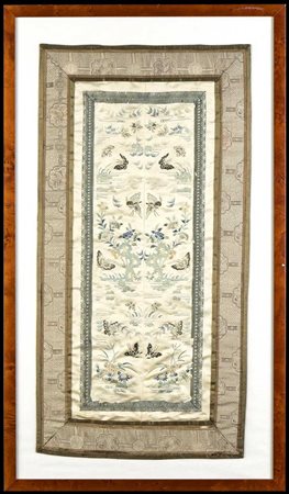 PANNELLO IN SETA LAVORATA A RICAMO
Cina, inizio del XX secolo