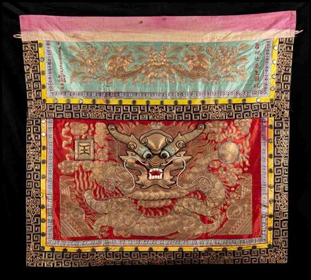 PANNELLO IN SETA LAVORATA A RICAMO CON INSERTI IN VETRO CON DRAGO
Cina, inizio del XX secolo